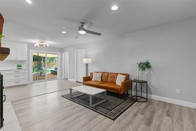 Building Photo - 3112 Val Dr