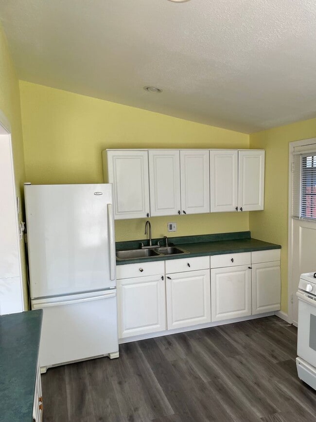 Building Photo - Unique Pittsburg home with 2 kitchens in g...