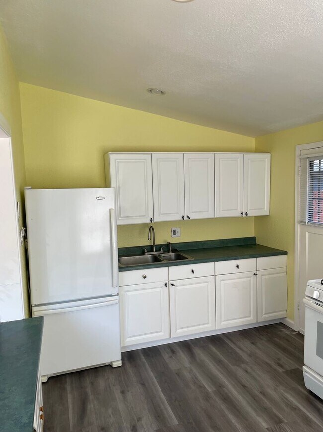 Foto del edificio - Unique Pittsburg home with 2 kitchens in g...