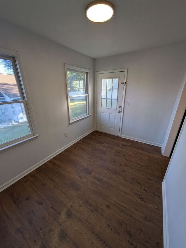 Building Photo - 2BD/1.5BA End Unit Townhome in Mimosa Gardens