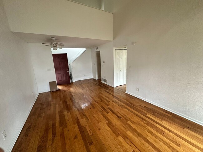 Building Photo - Spacious 3 Bed, 2 Full Bath Townhome near the Highline Canel!