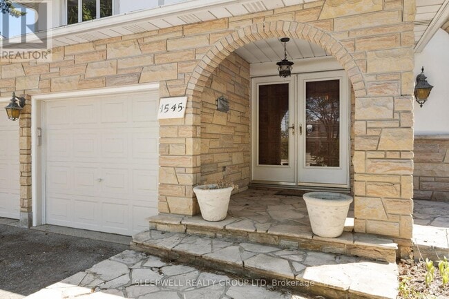 Building Photo - 1545 Prince of Wales Dr