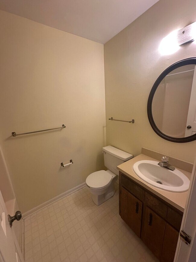 Foto del edificio - Spacious 2BR, 2.5BA Townhome Near NCSU! LEASE NOW FOR ONE MONTH FREE!