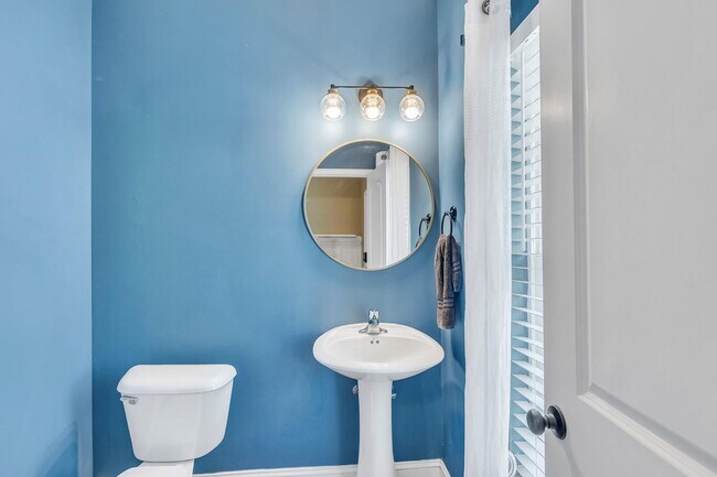 Building Photo - 4 Bed/2.5 Bath in Richmond Hill!