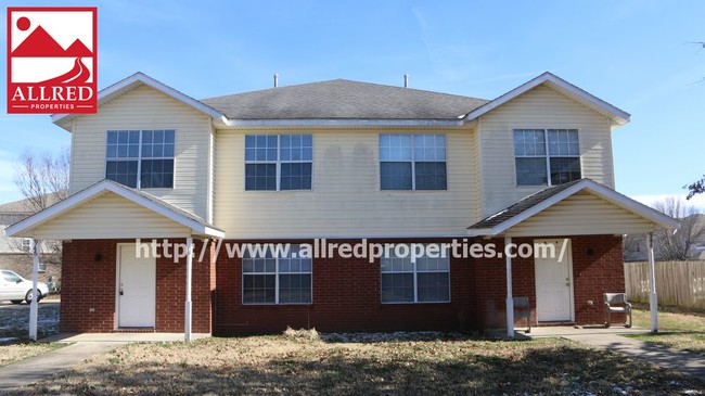 Building Photo - Large Duplex Available Now