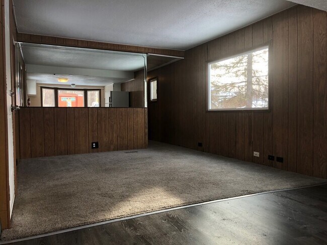Building Photo - 1377 N Pioneer Peak Dr