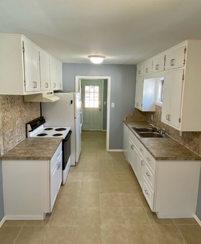 1151 N Lakeview Dr, Derby, KS 67037 House Rental in Derby, KS