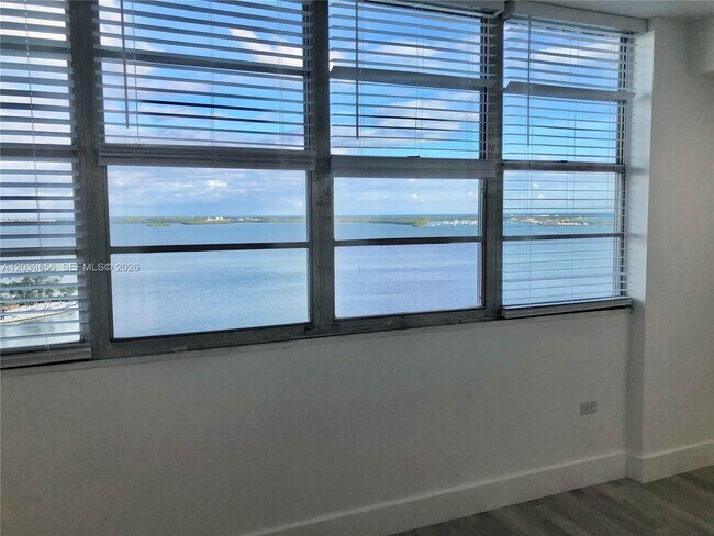 Foto del edificio - 905 Brickell Bay Dr