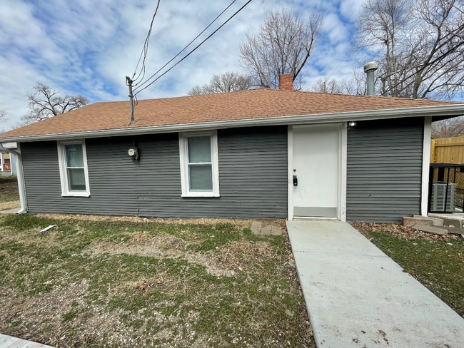 Building Photo - 208 N Ash St