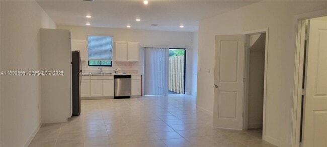 Building Photo - 1461 NE 5th Ave