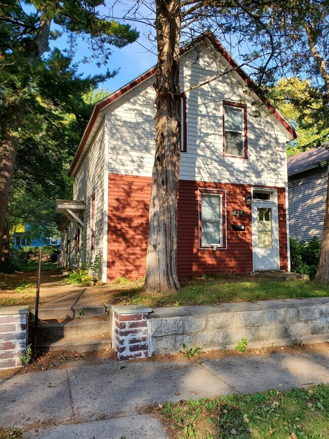 Building Photo - 228 William St N