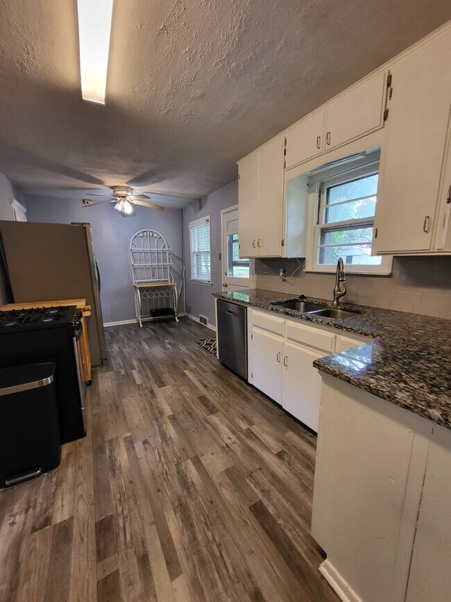 Building Photo - (3-4) Bedroom/(2) Bath Avail Mid June! Clo...