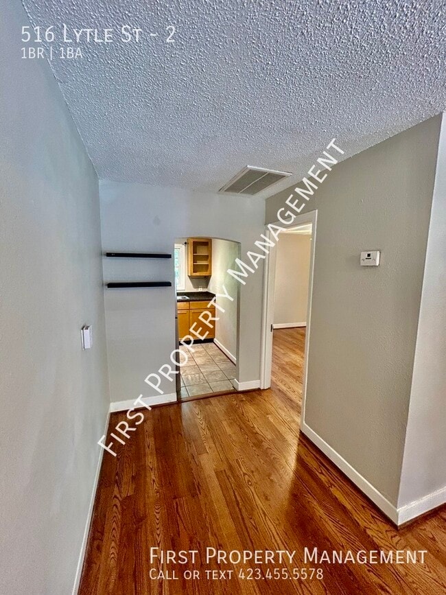 Building Photo - 516 Lytle St