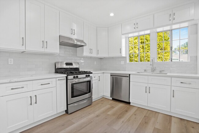 Building Photo - 6039 Varna Ave