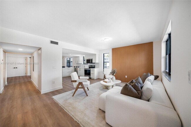 Foto del edificio - 7994 Crespi Blvd