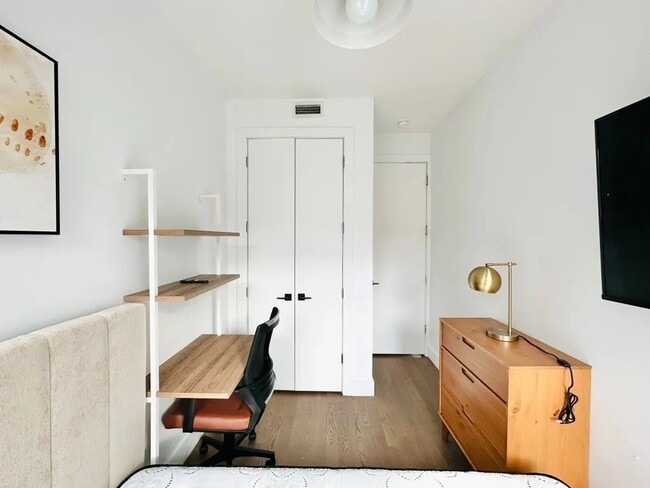 Foto del edificio - Furnished room/NOT APARTMENT