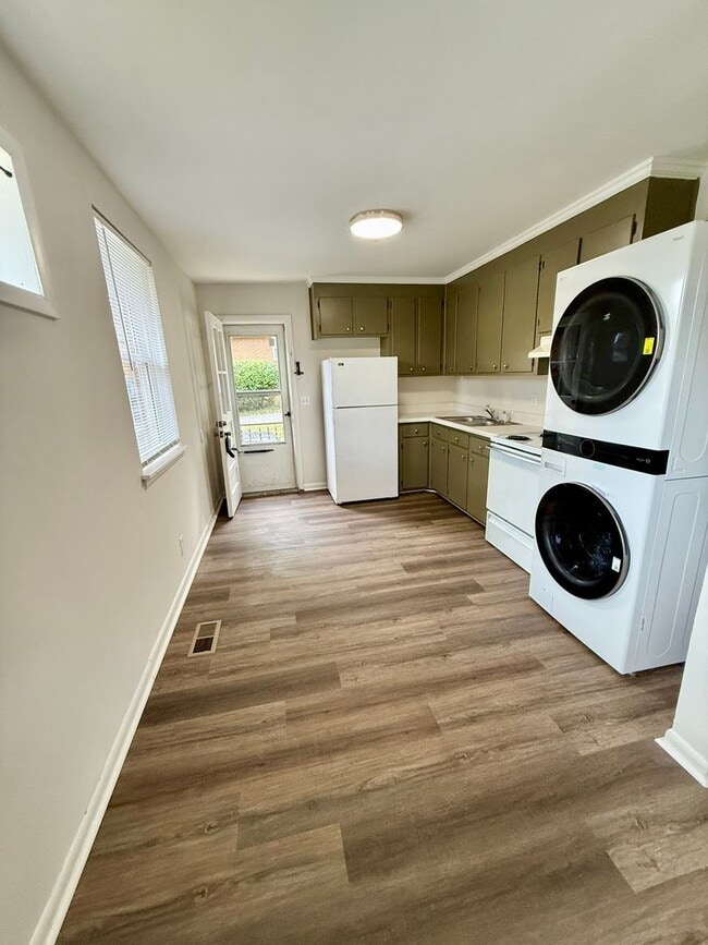 Building Photo - East Nashville living for $1400!!!   Avail Dec 1.  Act fast!