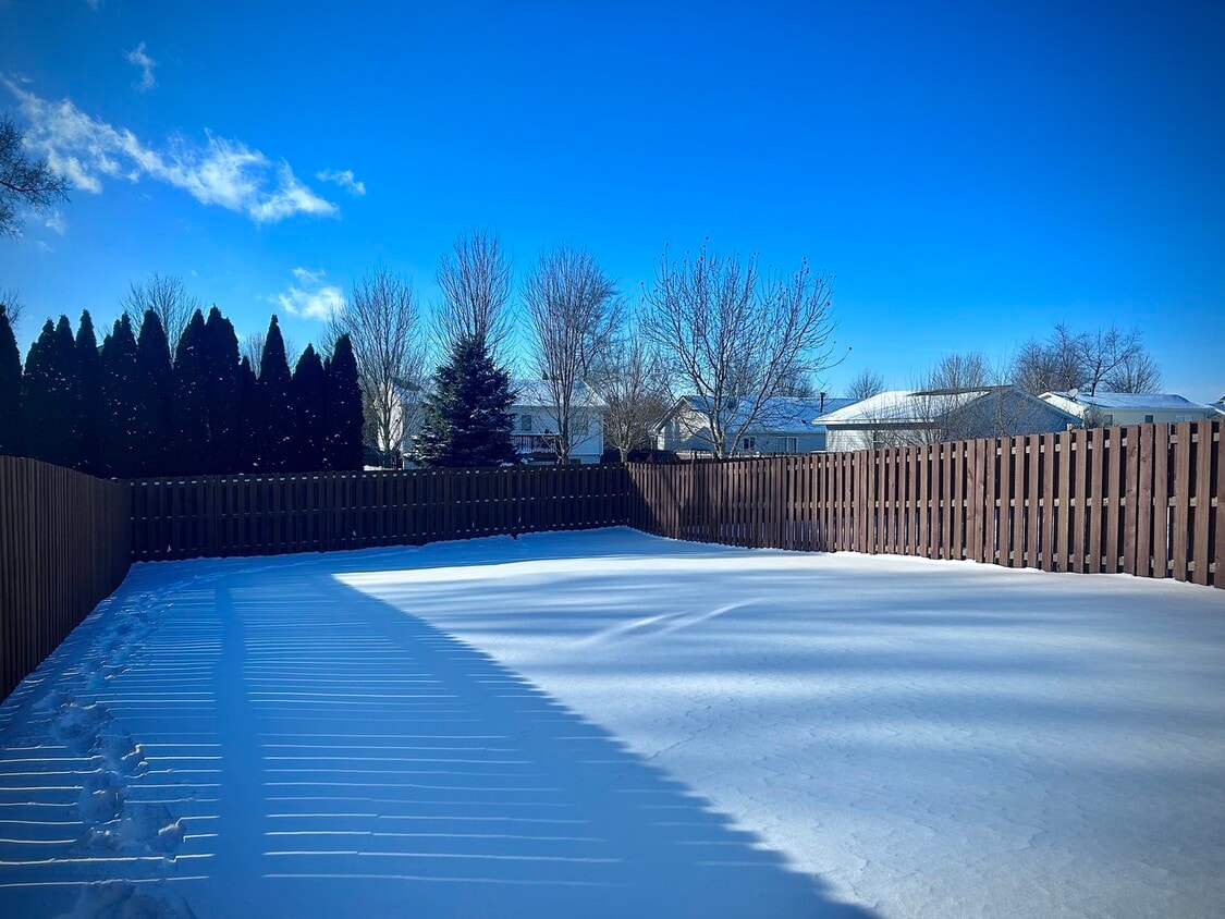 Building Photo - 1400 8th St