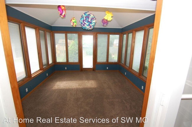 Building Photo - 3 br, 3 bath House - 1055 E University
