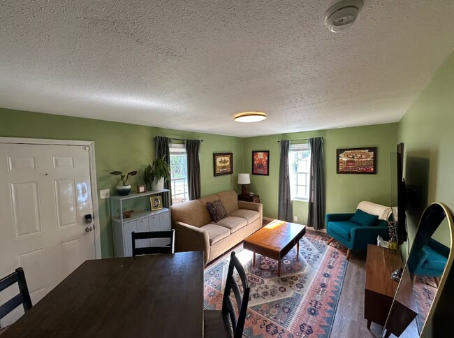 Foto del edificio - Charming 2-Bedroom Main-Floor Home with Fenced Yard & Utilities Included