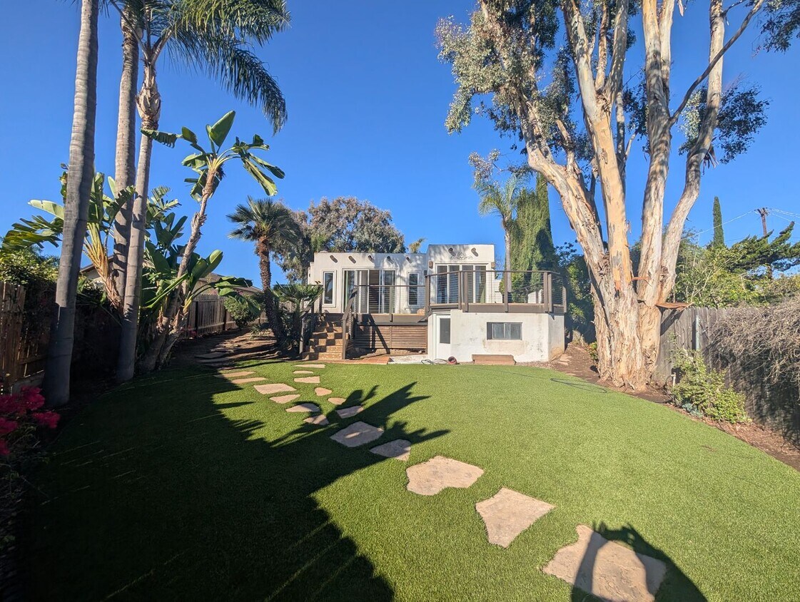 Foto principal - Private 2 Bedroom Plus Home in Vista!