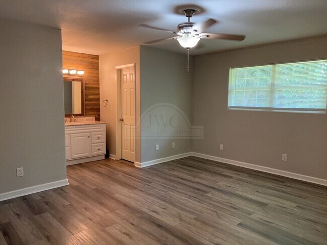 Building Photo - 1708 Goode Dr
