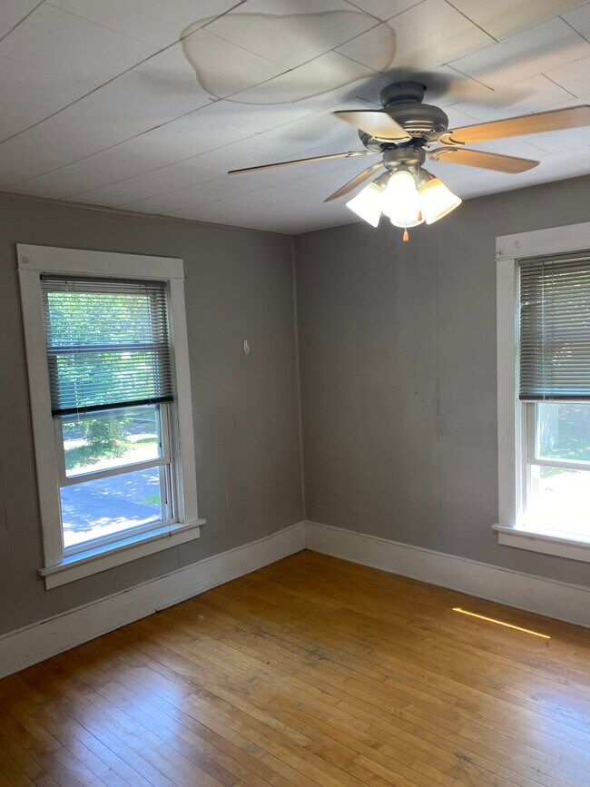 Dormitorio - 316 E Spring St