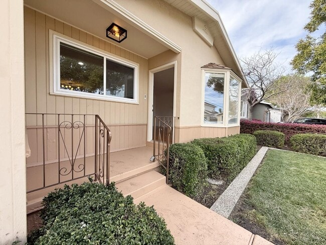 Building Photo - 705 Santa Rita St