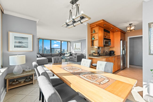 Foto del edificio - 1560 N Sandburg Terrace