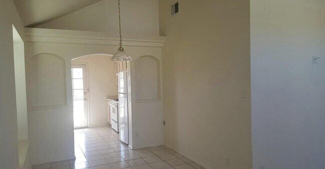 Building Photo - 380 Jardin Bello Ave