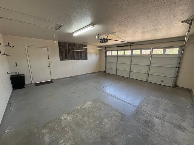 Building Photo - NW Visalia Home coming soon!