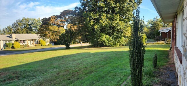 Building Photo - Large 2 Bedroom Rambler with 2 Primary Sui...