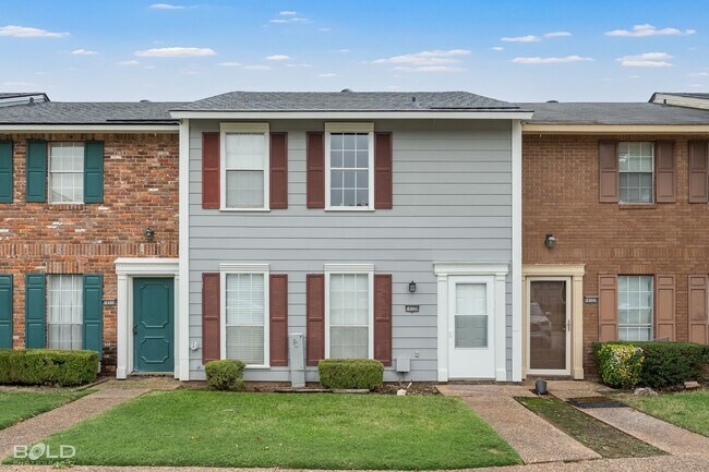 Building Photo - 3 bed 2 bath Town House