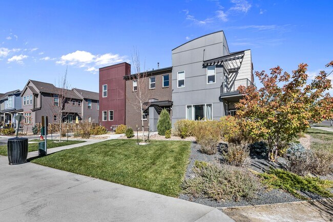 Building Photo - Updated townhome in trendy Midtown neighbo...
