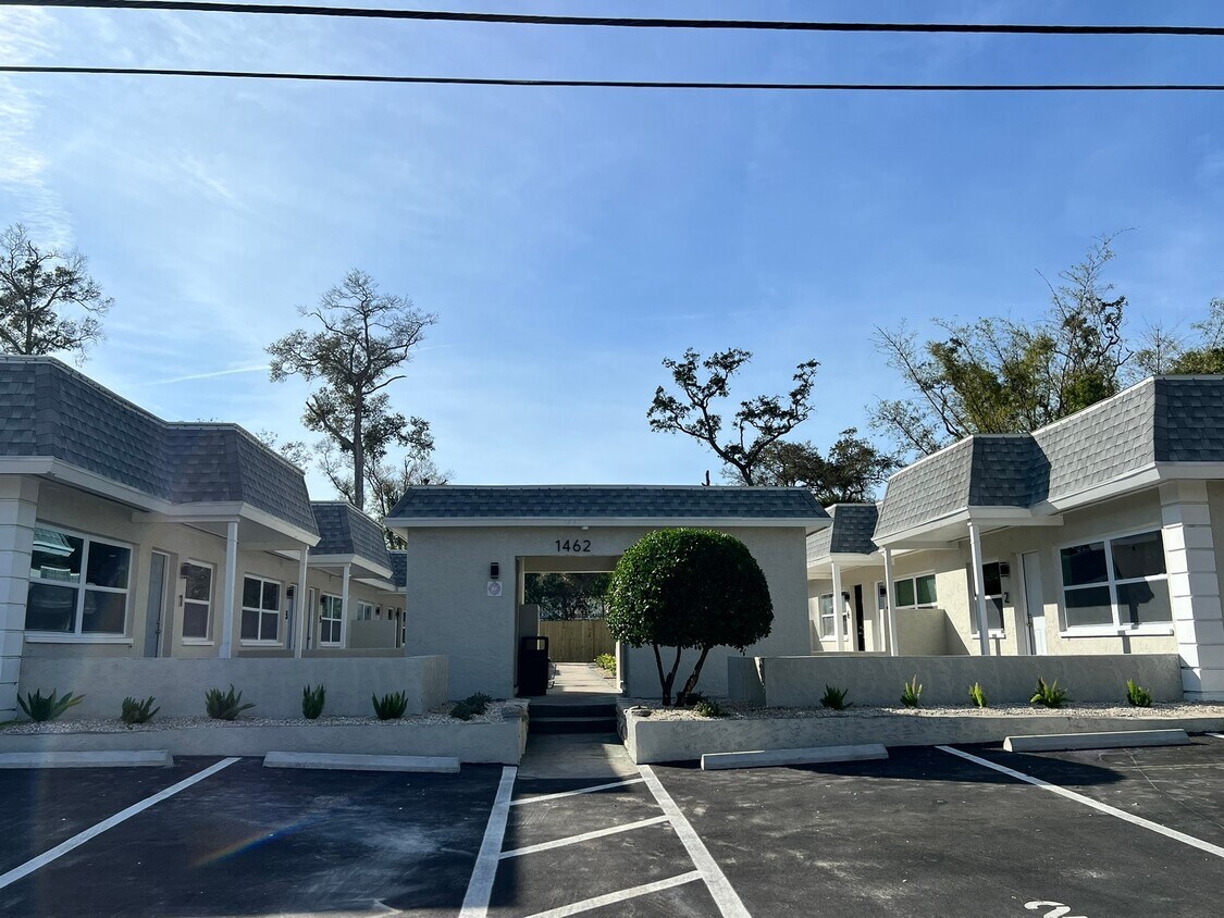 Building Photo - 1462 Hamlet Ave