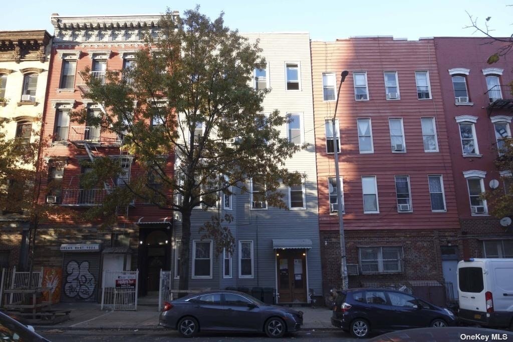 Primary Photo - 139 Montrose Ave