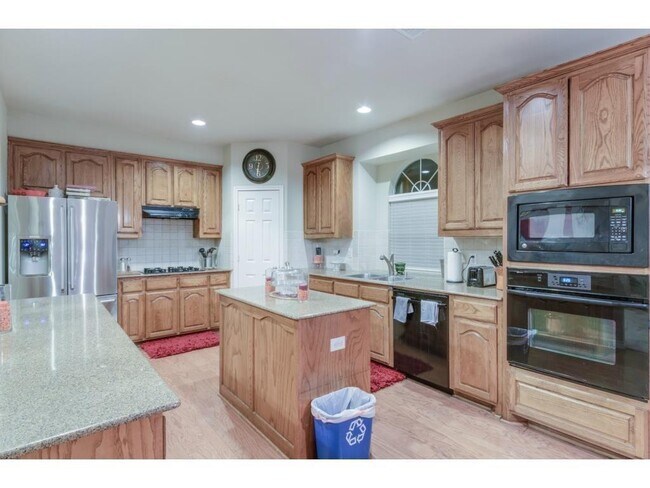 Foto del edificio - Elegant home with soaring ceilings, stone fireplace, chef’s kitchen, grand staircase, spacious be...