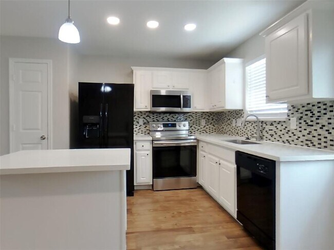 Foto del edificio - 7115 Towering Pine Ln