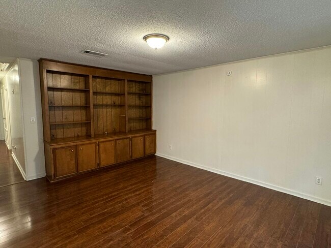 Building Photo - 2235 Scanlon Dr