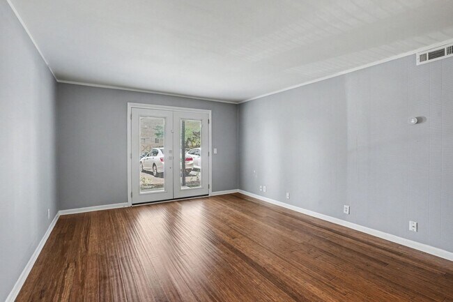 Building Photo - 555 N Dupont Ave