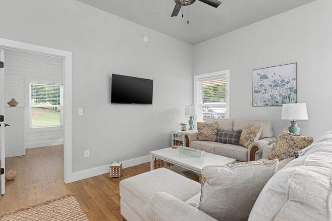 Building Photo - 233 Auttie Cir