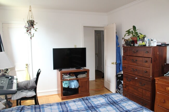 Bedroom 1 - 912 E Vernon Rd