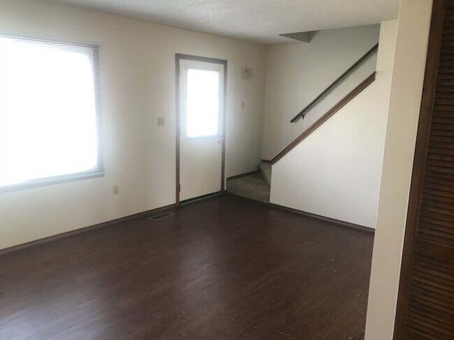 Building Photo - 106 N Elm St