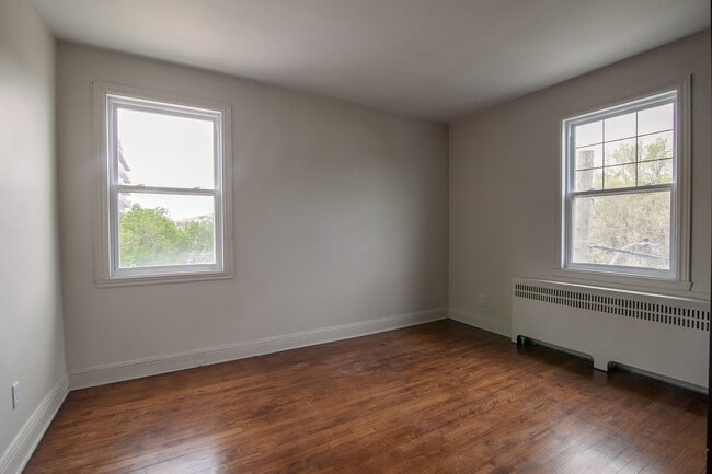 Building Photo - 5550 Rue Snowdon