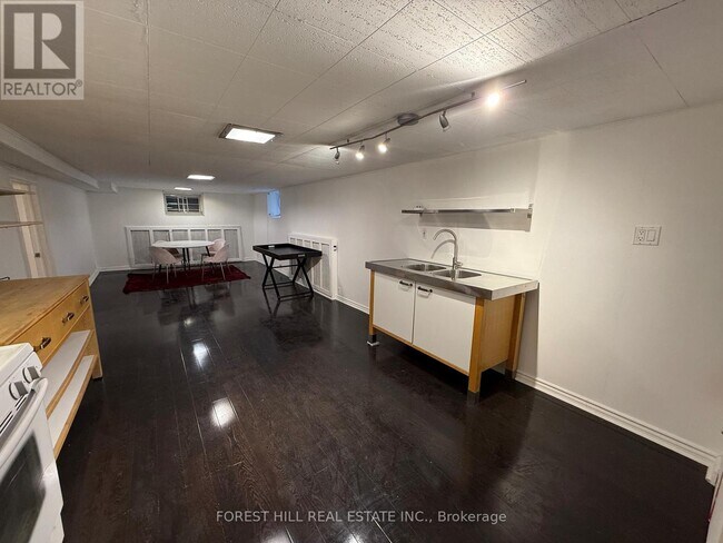 Photo du bâtiment - 17 Braemar Ave