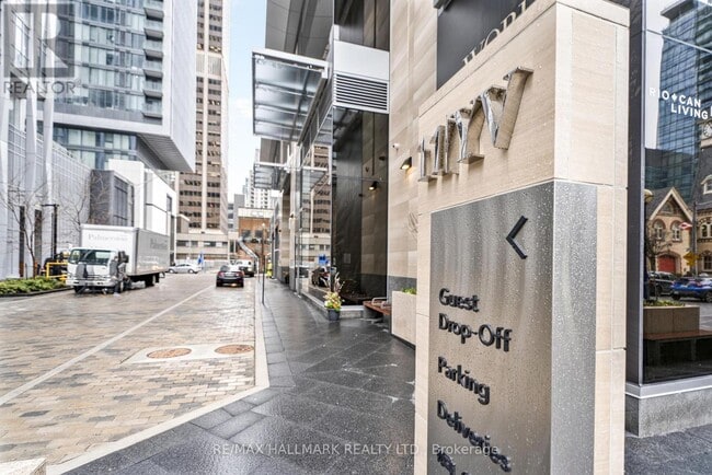 Photo du bâtiment - 11-3411 Yorkville Ave