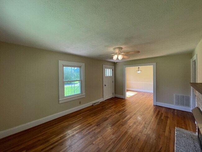 Foto del edificio - 3 bedroom 1 bathroom house available.   Pe...
