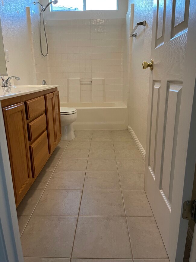 kitchen cabintes - 569 Farridge Dr