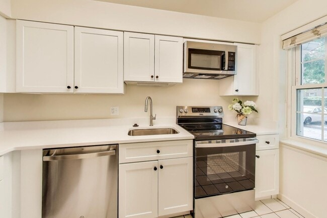 Building Photo - Convenient and Stylish 2-bedroom close to ...