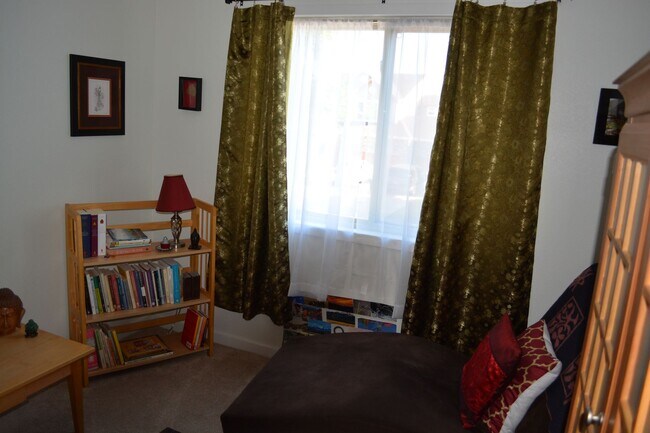 Foto del edificio - Fully Furnished 4 Bedroom Home